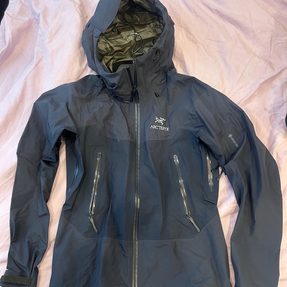 Arc'teryx Women's Blue Beta SL Hybrid Jacket